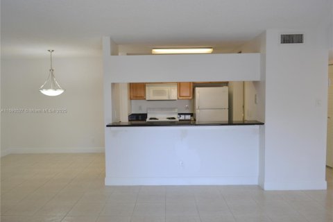Condo in Miami, Florida, 2 bedrooms  № 1926260 - photo 7