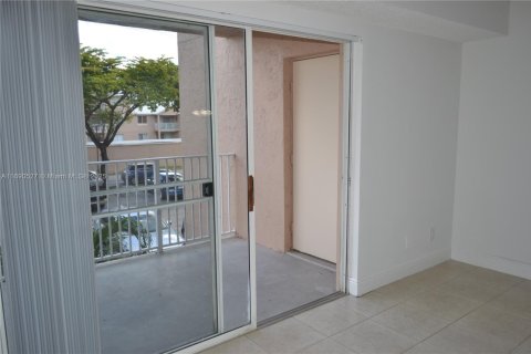 Condo in Miami, Florida, 2 bedrooms  № 1926260 - photo 24