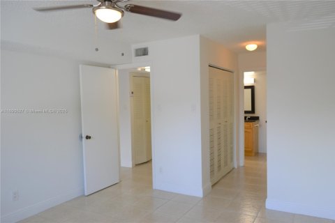 Condo in Miami, Florida, 2 bedrooms  № 1926260 - photo 15