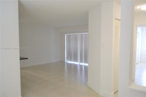 Condo in Miami, Florida, 2 bedrooms  № 1926260 - photo 22
