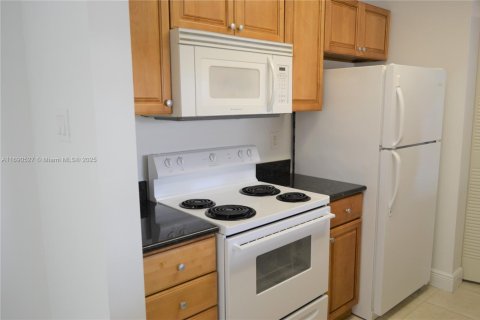 Condo in Miami, Florida, 2 bedrooms  № 1926260 - photo 9
