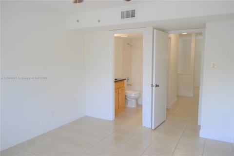 Condo in Miami, Florida, 2 bedrooms  № 1926260 - photo 19