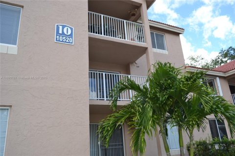 Condo in Miami, Florida, 2 bedrooms  № 1926260 - photo 1