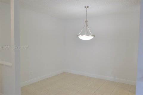Condo in Miami, Florida, 2 bedrooms  № 1926260 - photo 4