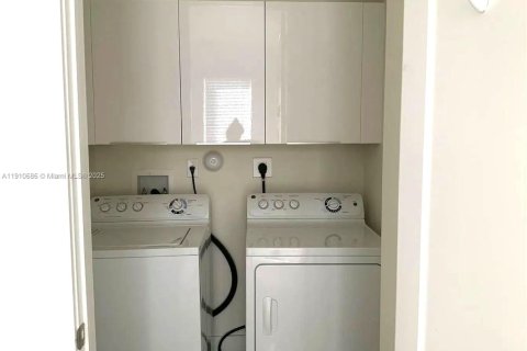 Снять в аренду квартиру в Дорал, Флорида 3 спальни, 156.91м2, № 1965916 - фото 12