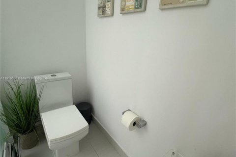 Снять в аренду квартиру в Дорал, Флорида 3 спальни, 156.91м2, № 1965916 - фото 8