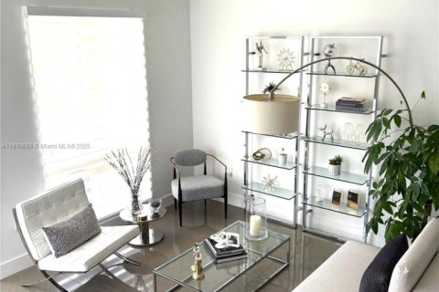 Снять в аренду квартиру в Дорал, Флорида 3 спальни, 156.91м2, № 1965916 - фото 3