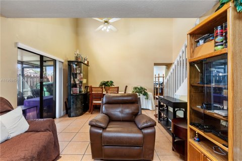 Villa ou maison à vendre à Hialeah, Floride: 2 chambres, 146.97 m2 № 2020007 - photo 6