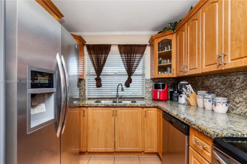 Villa ou maison à vendre à Hialeah, Floride: 2 chambres, 146.97 m2 № 2020007 - photo 10