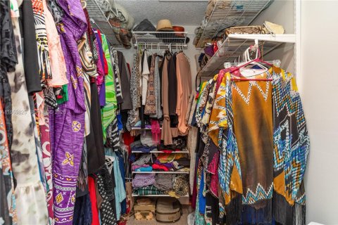 Villa ou maison à vendre à Hialeah, Floride: 2 chambres, 146.97 m2 № 2020007 - photo 25