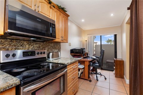 Villa ou maison à vendre à Hialeah, Floride: 2 chambres, 146.97 m2 № 2020007 - photo 12