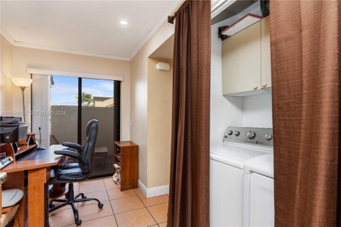 Villa ou maison à vendre à Hialeah, Floride: 2 chambres, 146.97 m2 № 2020007 - photo 13