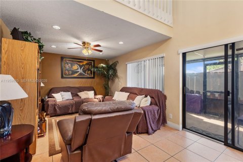 Villa ou maison à vendre à Hialeah, Floride: 2 chambres, 146.97 m2 № 2020007 - photo 4