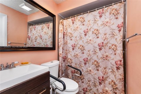 Villa ou maison à vendre à Hialeah, Floride: 2 chambres, 146.97 m2 № 2020007 - photo 15