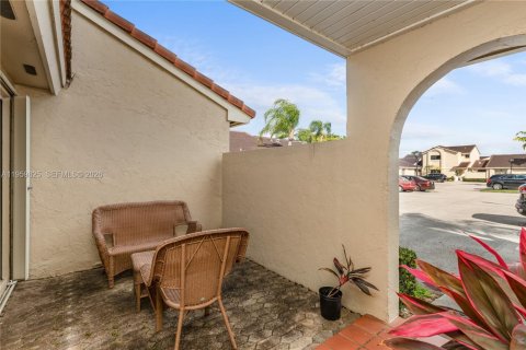 Villa ou maison à vendre à Hialeah, Floride: 2 chambres, 146.97 m2 № 2020007 - photo 3