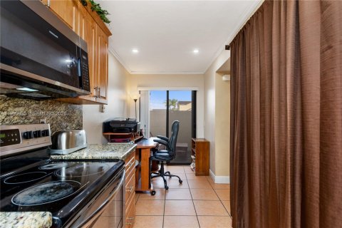 Villa ou maison à vendre à Hialeah, Floride: 2 chambres, 146.97 m2 № 2020007 - photo 11