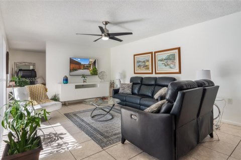 Townhouse in Davie, Florida 3 bedrooms, 138.24 sq.m. № 1971857 - photo 3