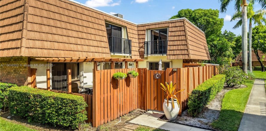 Townhouse in Davie, Florida 3 bedrooms, 138.24 sq.m. № 1971857