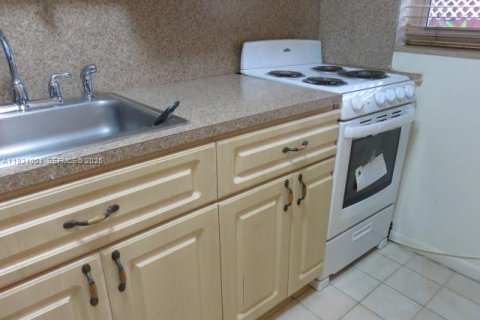 Снять в аренду коммерческую недвижимость в Майами, Флорида 1 спальня, 36.23м2, № 1989543 - фото 2