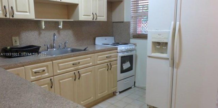 Коммерческая недвижимость в Майами, Флорида 1 спальня, 36.23м2 № 1989543