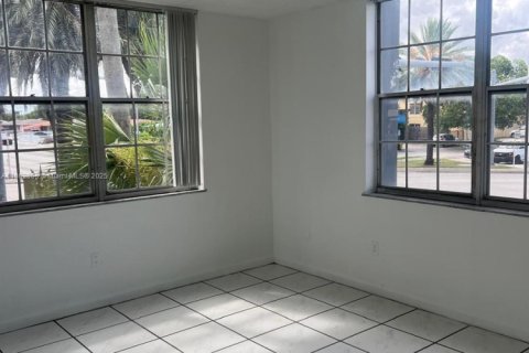 Copropriété à louer à North Miami, Floride: 2 chambres, 95.22 m2 № 1891051 - photo 7
