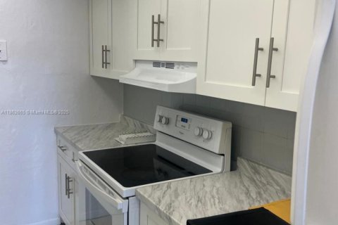 Copropriété à louer à North Miami, Floride: 2 chambres, 95.22 m2 № 1891051 - photo 1