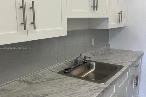 Copropriété à louer à North Miami, Floride: 2 chambres, 95.22 m2 № 1891051 - photo 5