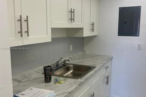 Copropriété à louer à North Miami, Floride: 2 chambres, 95.22 m2 № 1891051 - photo 3