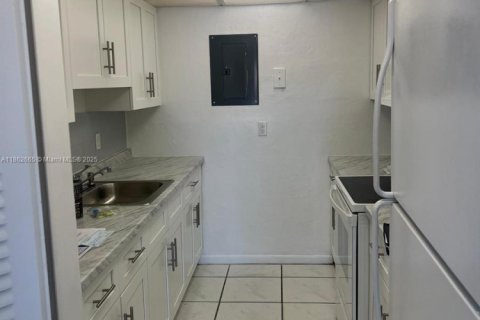 Copropriété à louer à North Miami, Floride: 2 chambres, 95.22 m2 № 1891051 - photo 2