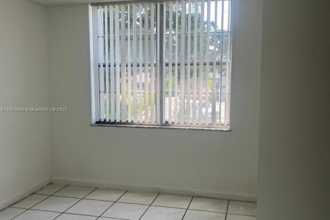 Copropriété à louer à North Miami, Floride: 2 chambres, 95.22 m2 № 1891051 - photo 11