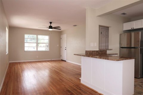 House in Saint Petersburg, Florida 2 bedrooms, 89 sq.m. № 1796150 - photo 4