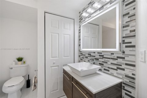 Townhouse in Doral, Florida 4 bedrooms, 171.87 sq.m. № 1788892 - photo 12