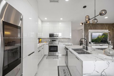 Townhouse in Doral, Florida 4 bedrooms, 171.87 sq.m. № 1788892 - photo 18