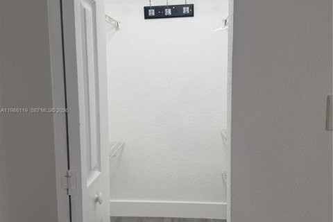 Apartamento en alquiler en Miami, Florida, 1 dormitorio, 83.61 m2 № 2051237 - foto 8