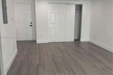 Apartamento en alquiler en Miami, Florida, 1 dormitorio, 83.61 m2 № 2051237 - foto 9