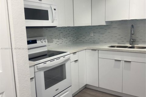 Apartamento en alquiler en Miami, Florida, 1 dormitorio, 83.61 m2 № 2051237 - foto 2