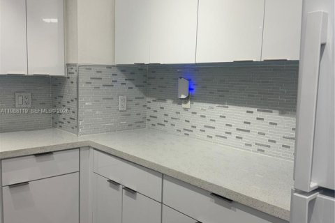 Apartamento en alquiler en Miami, Florida, 1 dormitorio, 83.61 m2 № 2051237 - foto 3