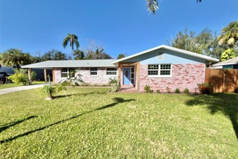 House in Tarpon Springs, Florida 3 bedrooms, 143.26 sq.m. № 2430612 - photo 2