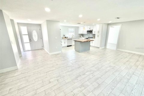 House in Tarpon Springs, Florida 3 bedrooms, 143.26 sq.m. № 2430612 - photo 7