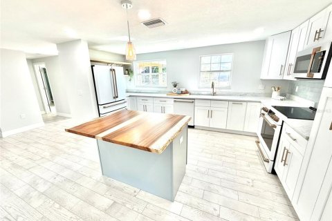 House in Tarpon Springs, Florida 3 bedrooms, 143.26 sq.m. № 2430612 - photo 13