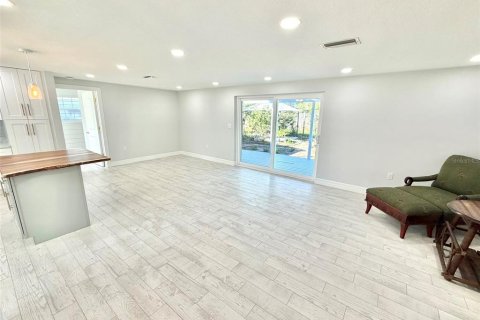 House in Tarpon Springs, Florida 3 bedrooms, 143.26 sq.m. № 2430612 - photo 9