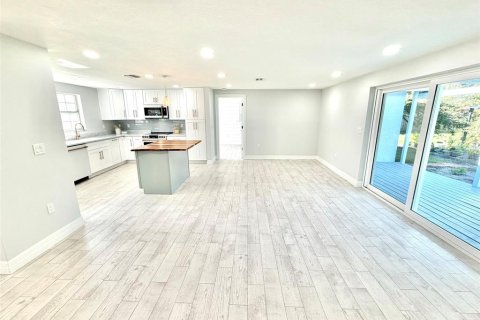 House in Tarpon Springs, Florida 3 bedrooms, 143.26 sq.m. № 2430612 - photo 8