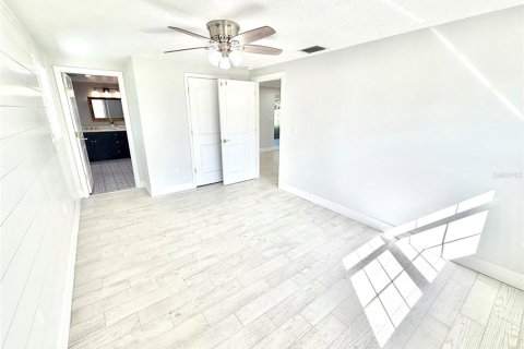 House in Tarpon Springs, Florida 3 bedrooms, 143.26 sq.m. № 2430612 - photo 24