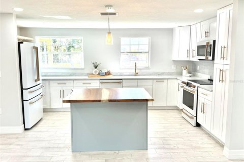 House in Tarpon Springs, Florida 3 bedrooms, 143.26 sq.m. № 2430612 - photo 11