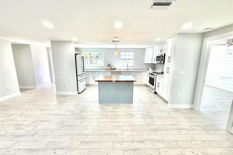 House in Tarpon Springs, Florida 3 bedrooms, 143.26 sq.m. № 2430612 - photo 10