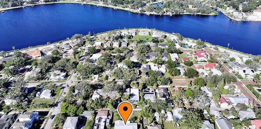 House in Tarpon Springs, Florida 3 bedrooms, 143.26 sq.m. № 2430612