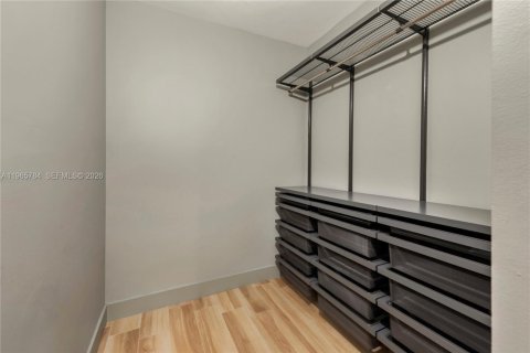 Condo in Aventura, Florida, 2 bedrooms  № 2027795 - photo 13
