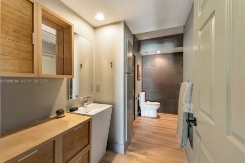 Condo in Aventura, Florida, 2 bedrooms  № 2027795 - photo 25