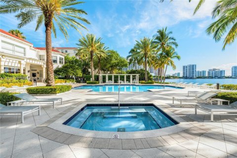 Condo in Aventura, Florida, 2 bedrooms  № 2027795 - photo 10