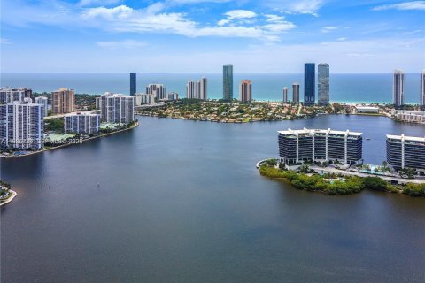 Condo in Aventura, Florida, 2 bedrooms  № 2027795 - photo 17